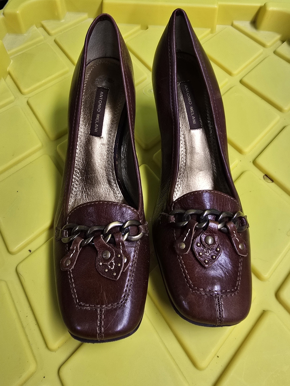 ANTONIO MELANI Burgundy Leather Mid-Heel Chain Detail Pumps - Picture 4 of 4